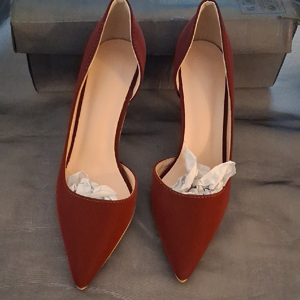 Women's Pointed Toe Heeled in Burgundy